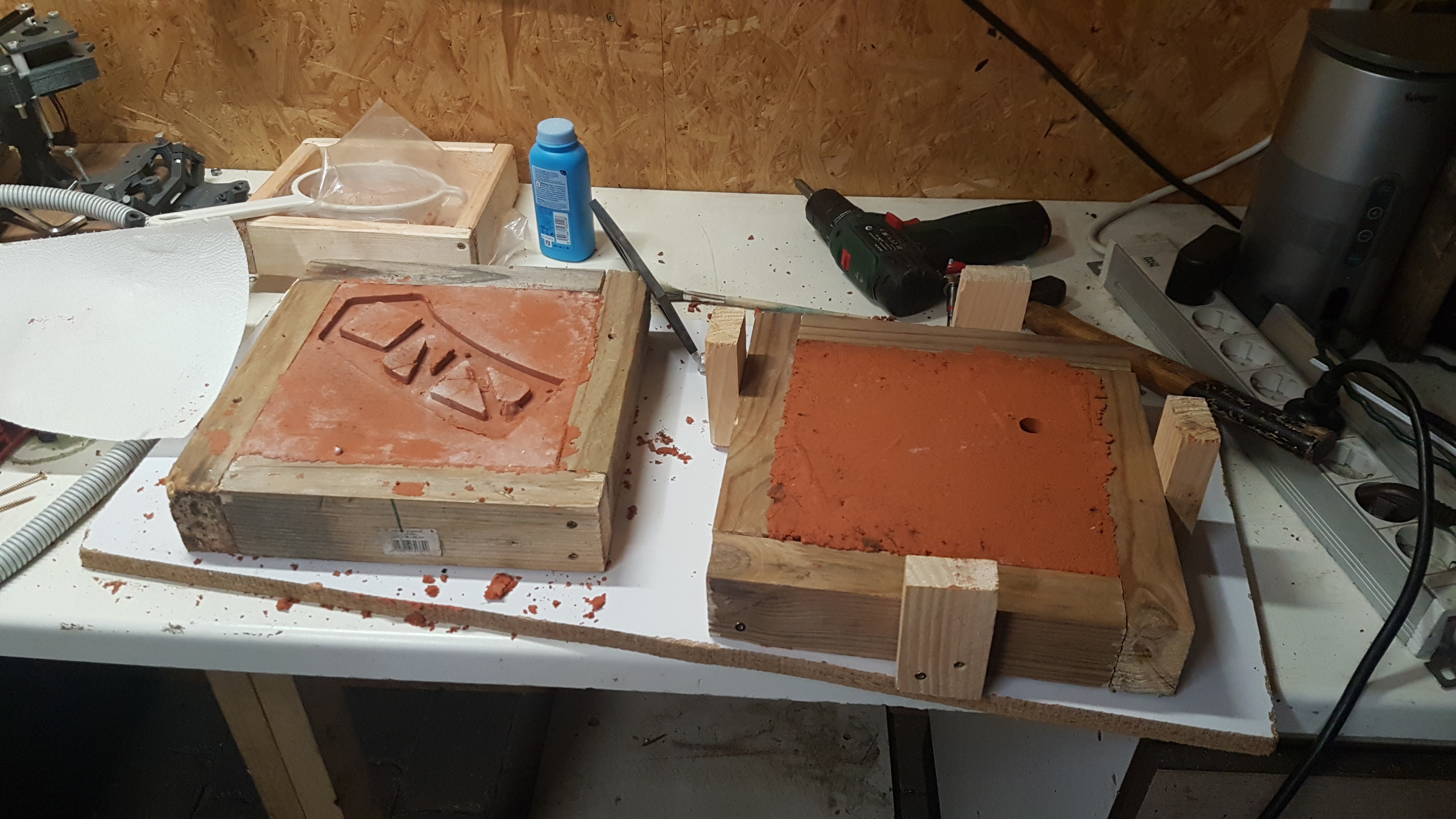 3D-gedrucktes PLA-Positiv in der vorbereiteten Sandform