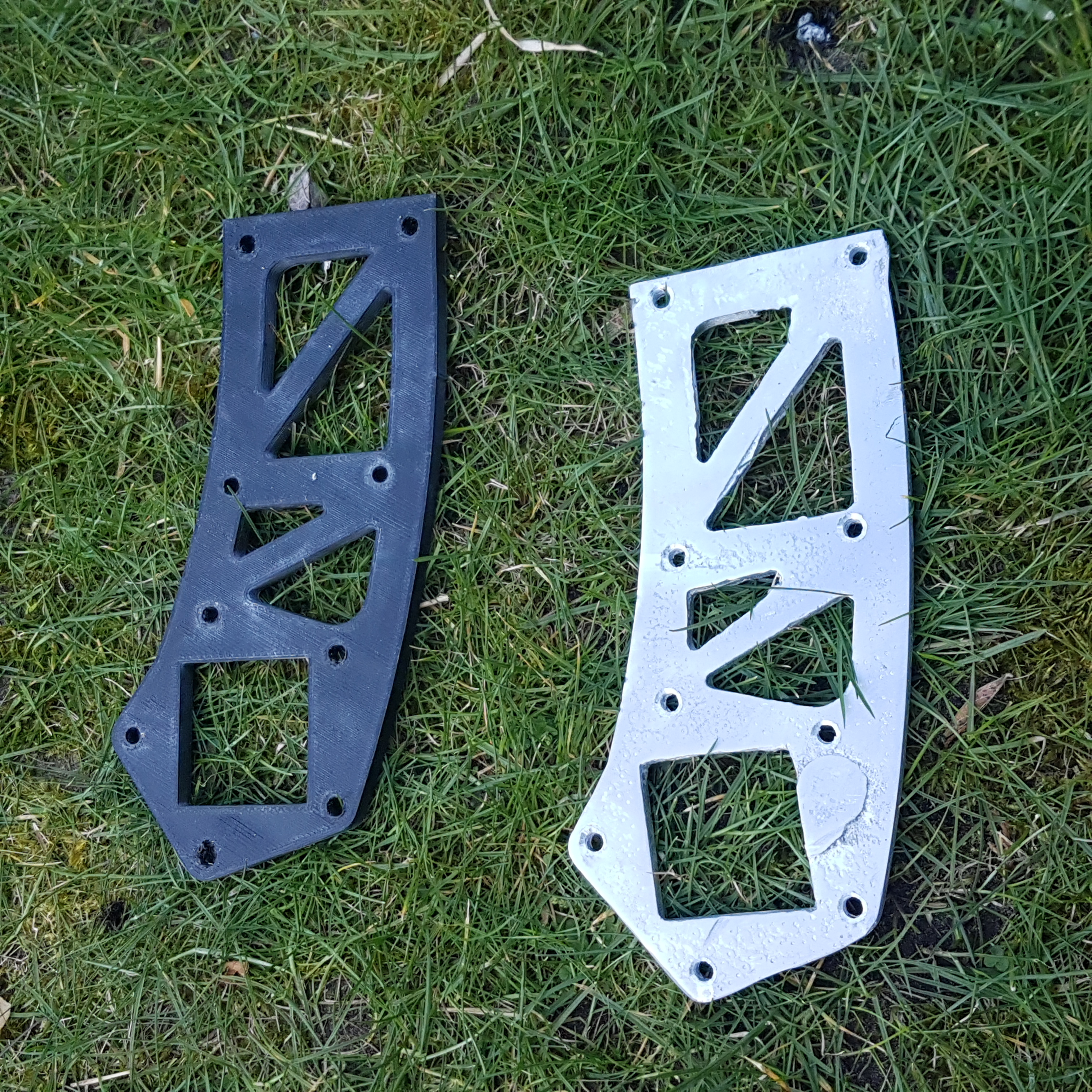 Schwarzer PLA-Prototyp neben fertigem Aluminium-Gussteil