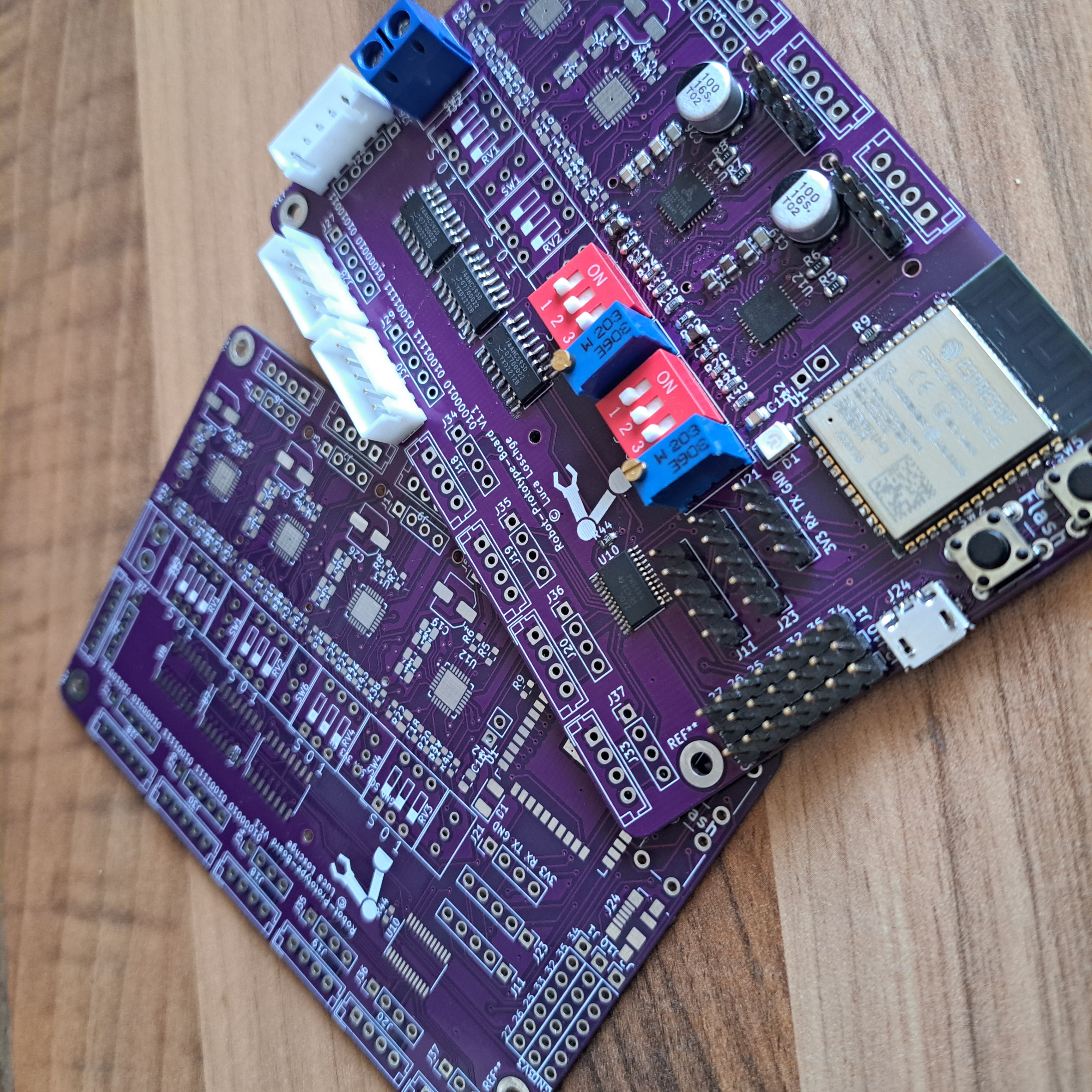 Robot-Prototype-Board V1.0 und V1.1 nebeneinander